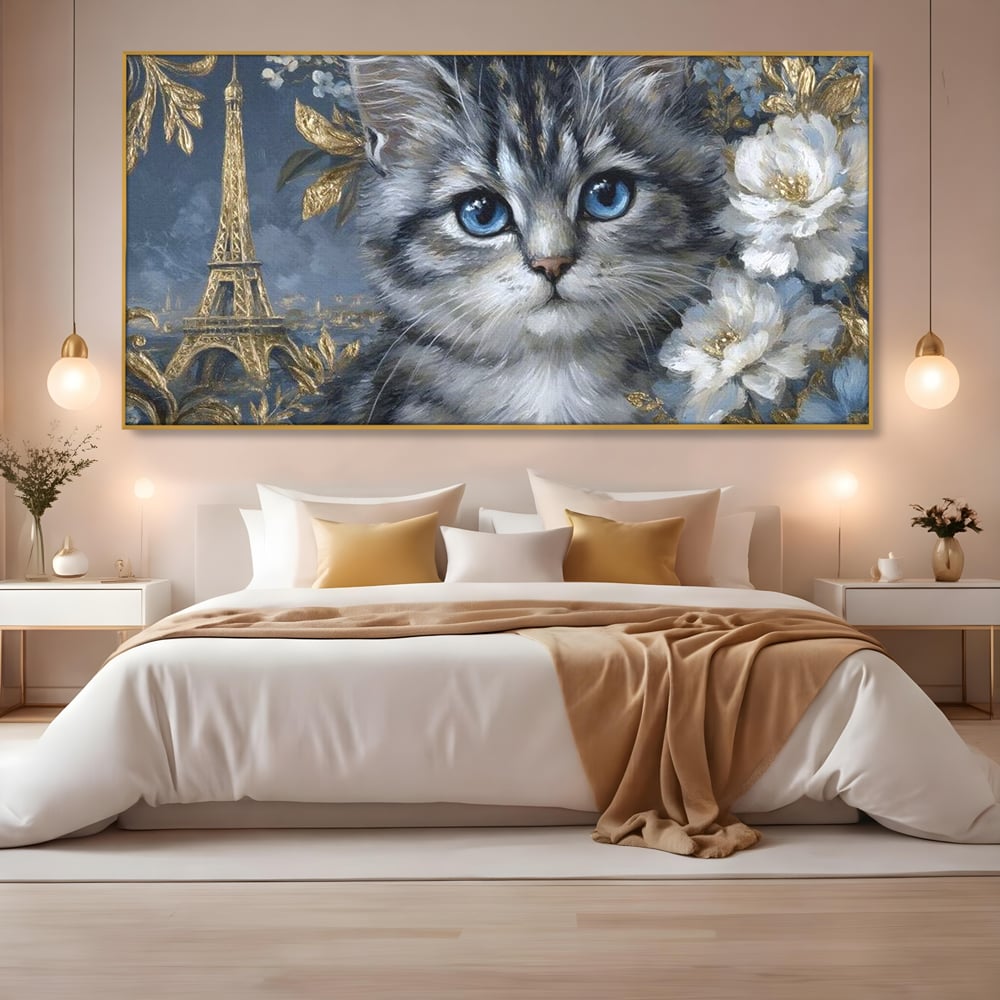 Tablou canvas cu tablou canvas cu pisica si turnul eiffel, in rama de aluminiu auriu, pe perete intr-un dormitor